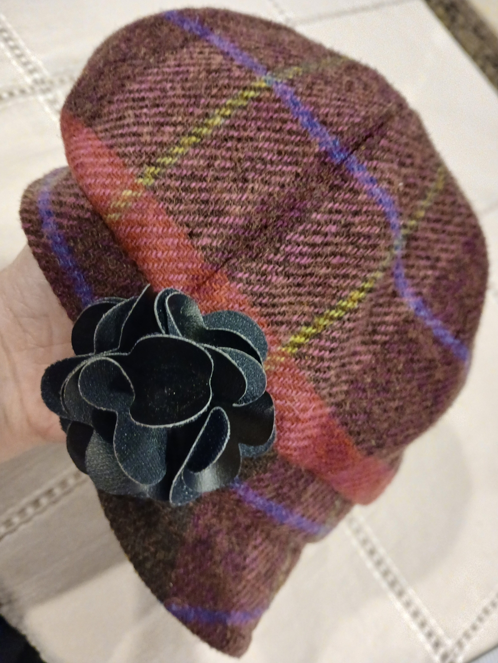 Mucros Weavers Tweed Pure Wool News Boy Hat with Leater Flower Accent NWOT Retro